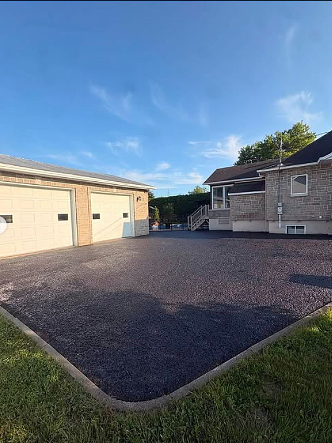 Stationnement double garage — Surface entretenue